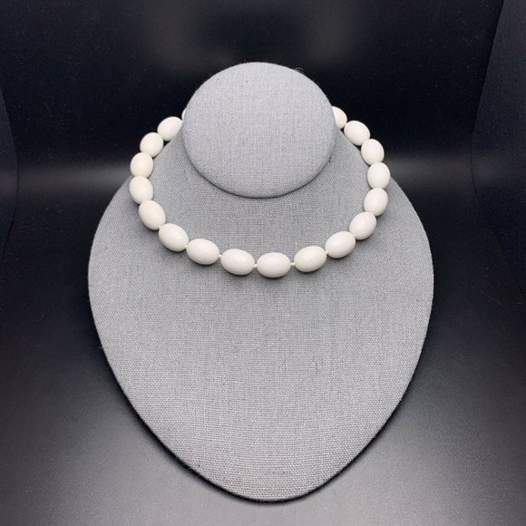 Vintage Trifari White Beaded Necklace Bracelet Set - Picture 3 of 6